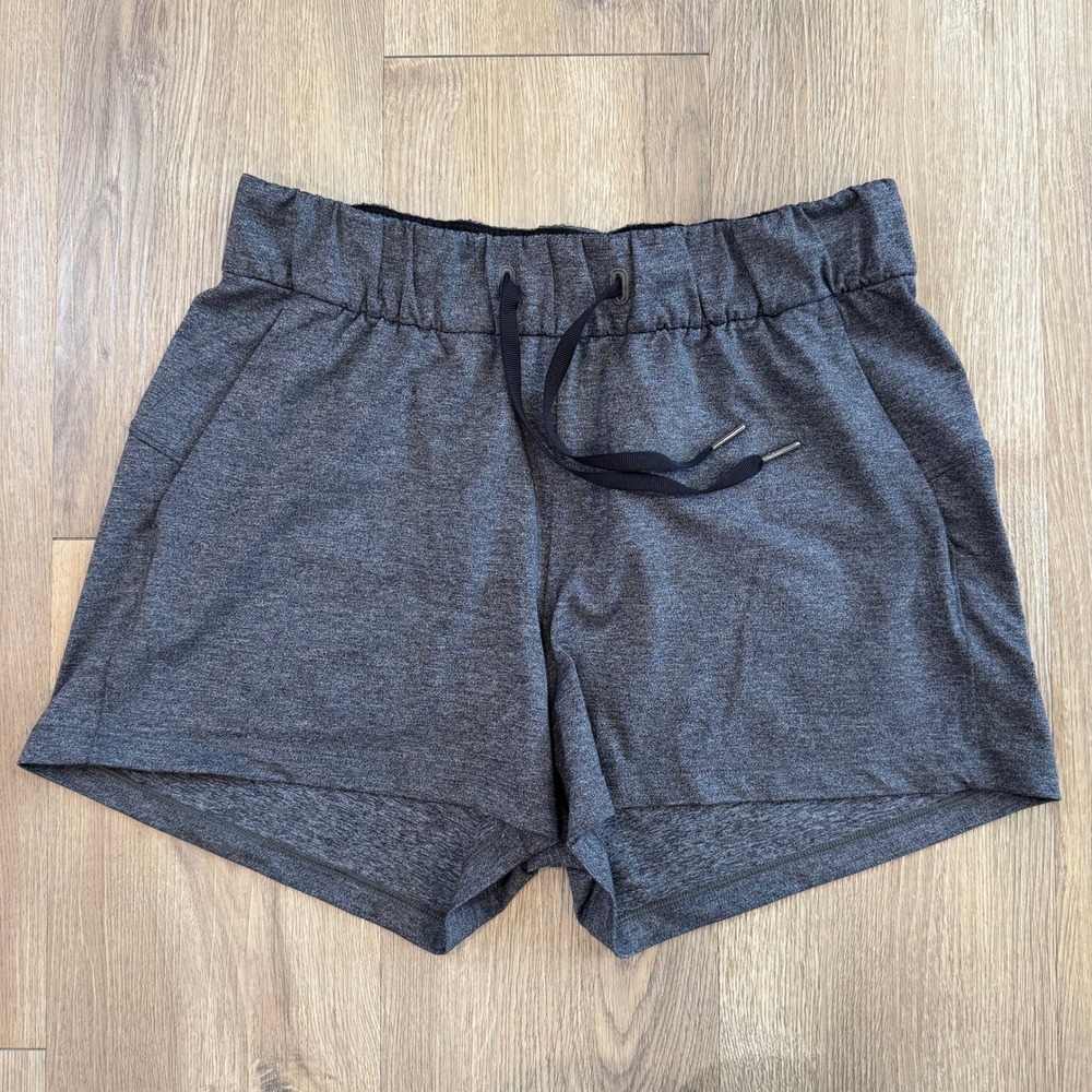 Lululemon On the Fly Short 2.5 Heathered Grey Luxtreme Size 6 EUC LW7AIS